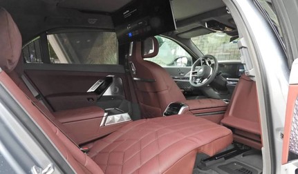 Interiorul BMW-ului 740d este finisat cu piele BMW Individual Merino și pachetul BMW Individual Interieur Gran Lusso. Mașina are doar 6.863 de kilometri la bord. Sursă foto: Marktplaats
