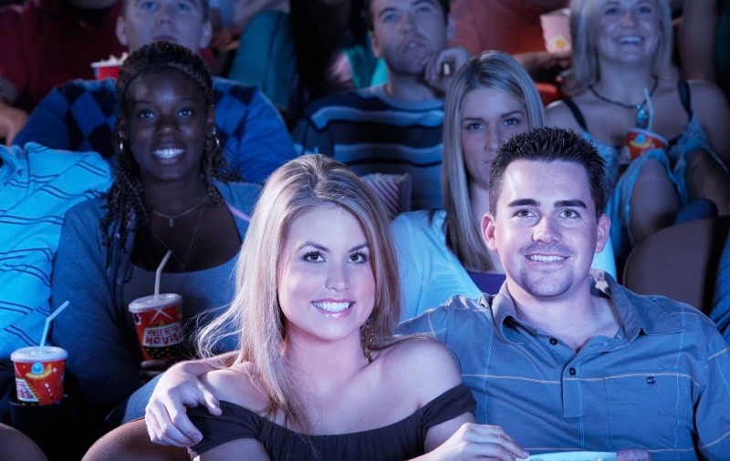 Plătim de aproape trei ori mai puţin la cinema decât elveţienii
