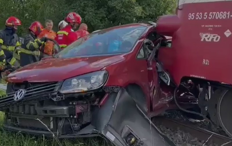 Cinci oameni, dintre care doi copii, au fost răniți, după ce mașina în care se aflau a fost lovită de tren, în Brașov