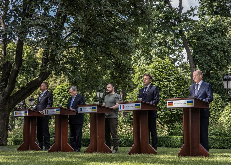 De la dreapta, Olaf Scholz, Emmanuel Macron, Volodimir Zelenski, Mario Draghi și Klaus Iohannis, fac declarații la Kiev, 16 iunie 2022. Foto: Profimedia