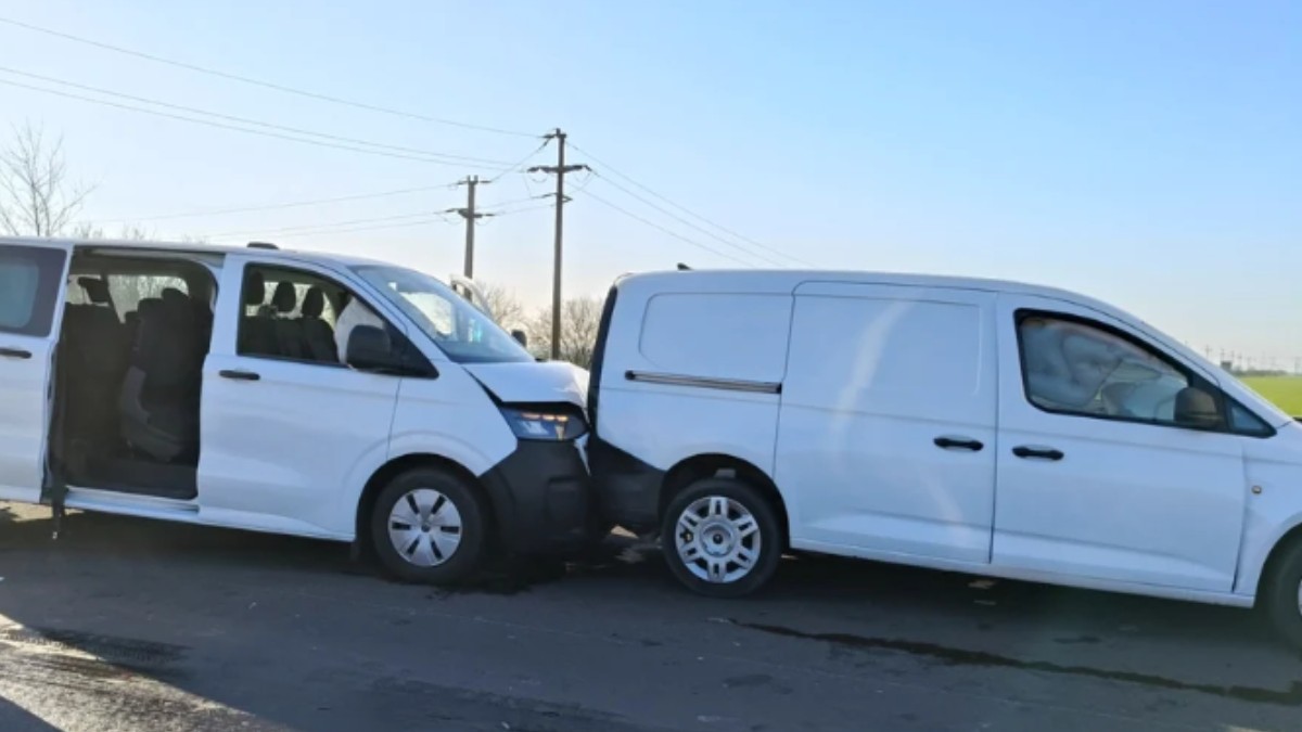 Două mașini albe care au fost implicate într-un accident.