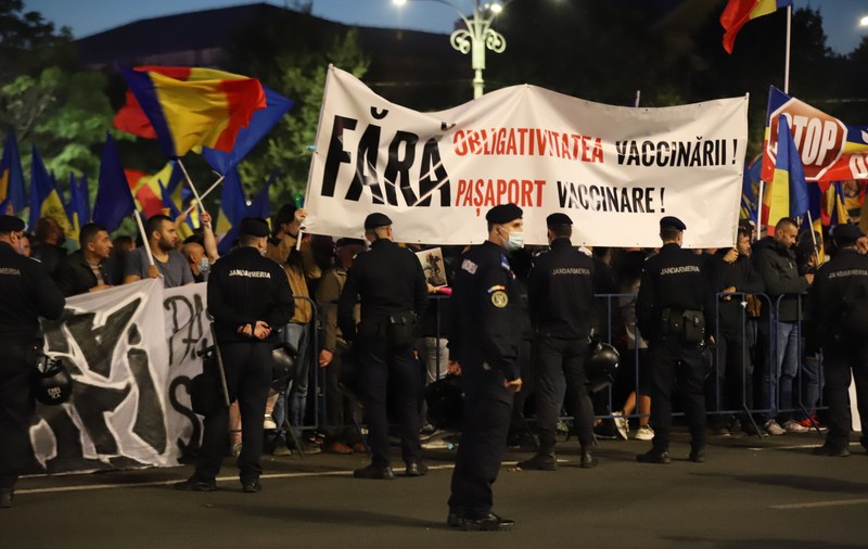 Organizatorii protestelor anti-restricţii, amendaţi. Jandarmeria: Mulțumim tuturor participanților care au înțeles să manifesteze pașnic