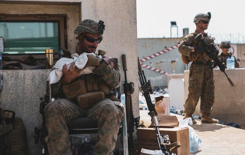 Imagini emoționante cu soldații americani care au grijă de bebelușii afgani abandonați pe aeroportul din Kabul