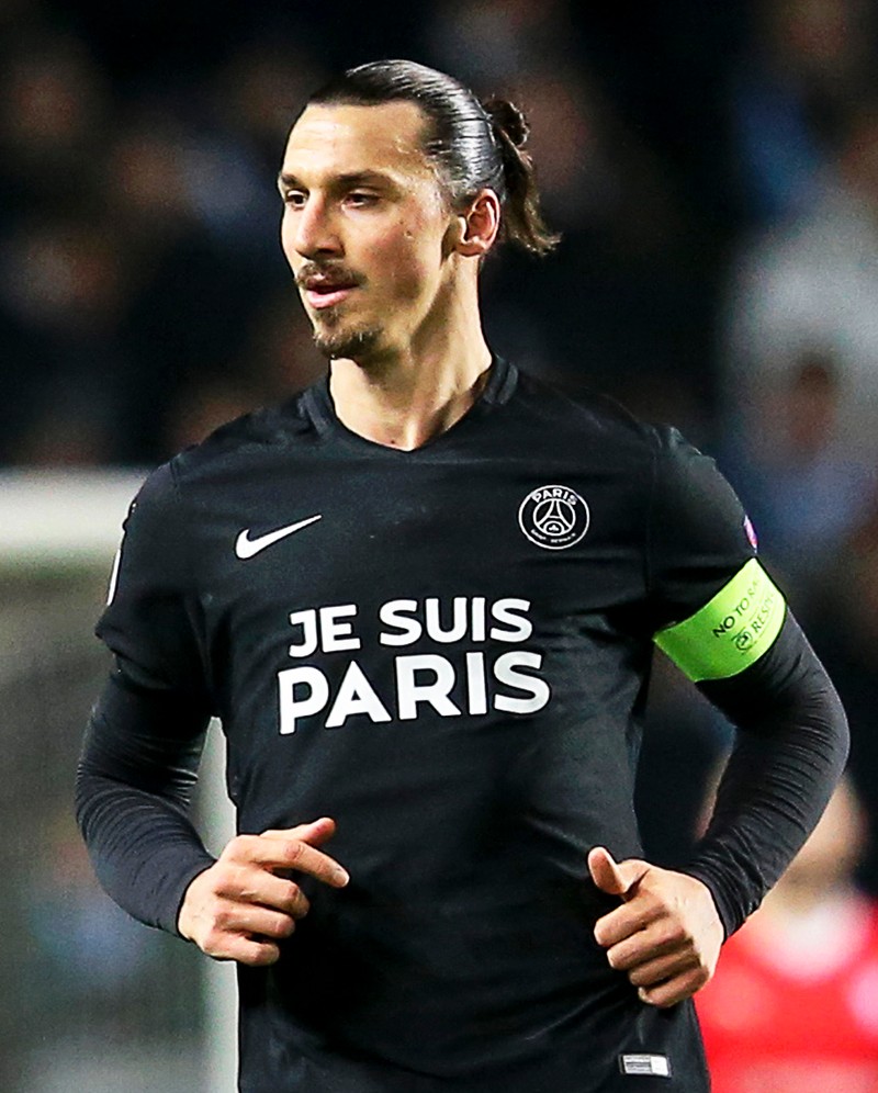 epa05041814 Paris Saint-Germain's Swedish striker Zlatan Ibrahimovic wears a special jersey reading 'Je suis Paris' as a tribute to the victims of the 13 November Paris terrorist attacks during the UEFA Champions League Group A soccer match between Malmo FF and Paris Saint-Germain at the Malmo New Stadium in Malmo, Sweden, 25 November 2015. EPA/ANDREAS HILLERGREN SWEDEN OUT