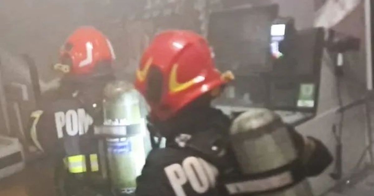 Doi pompieri intervin pentru stingerea unui incendiu izbucnit într-un supermarket din Oradra, 18 septembrie 2025