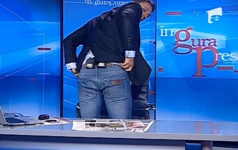 Mircea Badea şi-a arătat FUNDUL la TV. Vezi care a fost motivul! | VIDEO