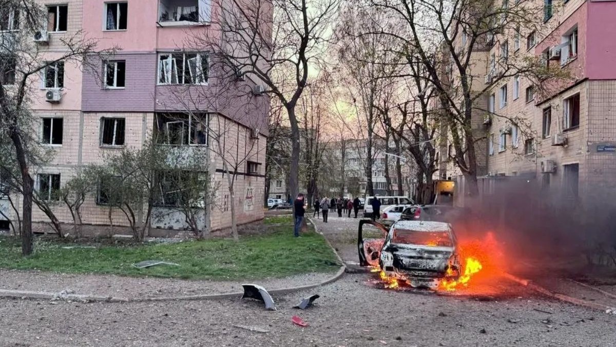 Mașină incendiată, în flăcări, intre blocuri și cu oameni în jur, în Ucraina