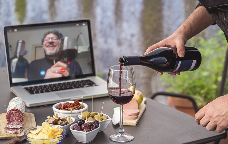 Românii au consumat mai puțin alcool în pandemie. Producător de vin: „A rămas frica de a te întâlni cu prietenii ca să desfaci o sticlă”