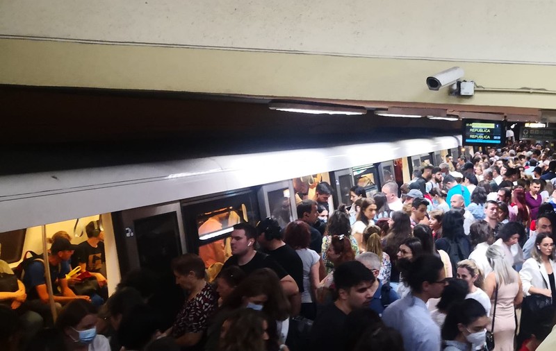 Aglomerație și azi la metroul din București. Trenurile circulă la intervale mari de timp