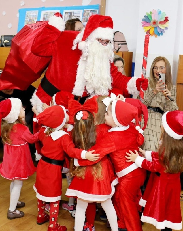 Trei cadre didactice care predau în școli mai puțin privilegiate, despre educație și Sărbătorile de iarnă: „Moș Crăciun există, pentru că în viața fiecărui om trebuie să fie cineva care să-i dăruiască, care să-i ofere și care să nu aștepte ceva în schimb” 