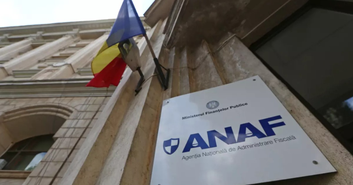 Cladirea Agenției Naționale de Administrare Fiscală, cu sigla. Deasupra sunt steagurile României și Uniunii Europene