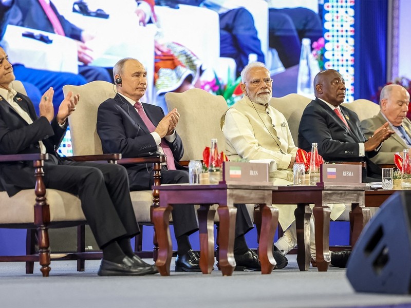 Narendra Modi (centru), Vladimir Putin (al doilea din stânga) și președintele iranian Masoud Pezeshkian la un eveniment în marja summitului BRICS Sursa foto: Profimedia