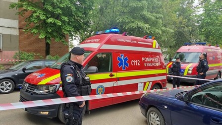 Imagine din fața blocului de pe care tânăra mamă din Timișoara s-a aruncat împreună cu copiii ei | Foto: opiniatimisoarei.ro