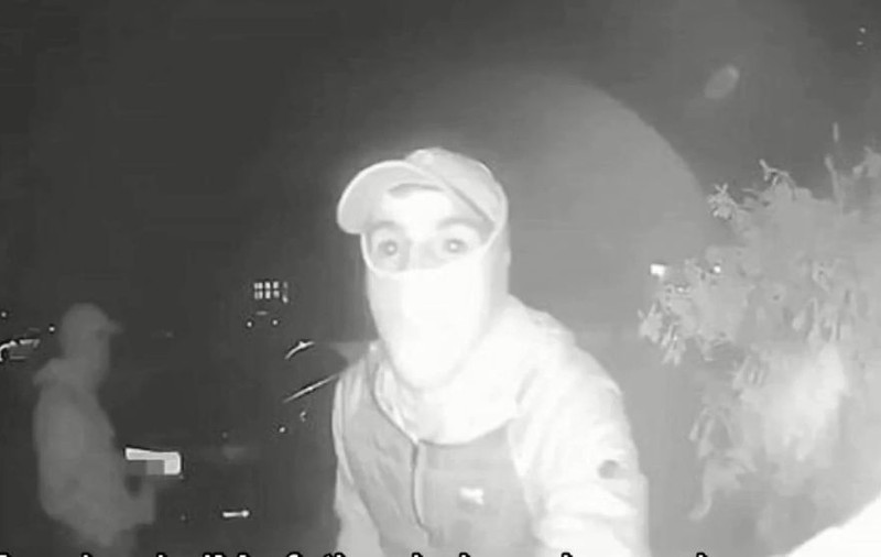 VIDEO | „Se află în casă. Sună la poliție!”. Un bărbat a văzut pe telefonul mobil momentul când patru hoți îi spărgeau locuința