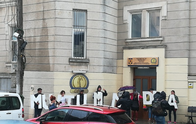 "Mulțumim DNA", mesajul afișat de #Rezist în fața sediului Direcției Naționale Anticorupție (FOTO & VIDEO)