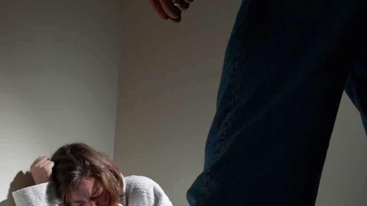 Un studiu realizat de INSCOP Research arată că, în România, la fiecare 30 de secunde o femeie este bătută, ceea ce înseamnă că, zilnic, aproape 3.000 de femei sunt agresate, de aceea, românii sunt chemaţi să se alăture unui manifest împotriva violenţei domestice.