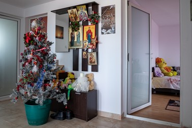 La cererea fetiţelor, bradul artificial e încă împodobit