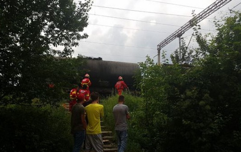 Un tânăr de 19 ani s-a electrocutat pe un vagon cisternă, în Brașov. Traficul feroviar și curentul au fost oprite |FOTO
