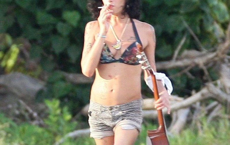 Interzis la apă pentru Amy Winehouse, de frica înecului