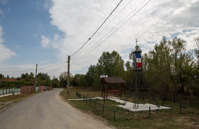 La intrarea în sat te întâmpină un Turn Eiffel de 4 metri