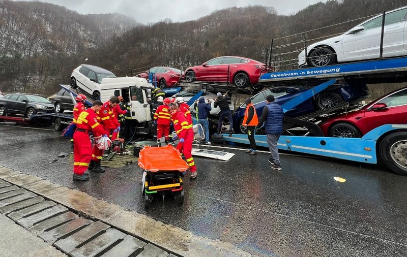 Două platforme auto s-au ciocnit pe Valea Oltului. Una dintre ele transporta maşini Tesla