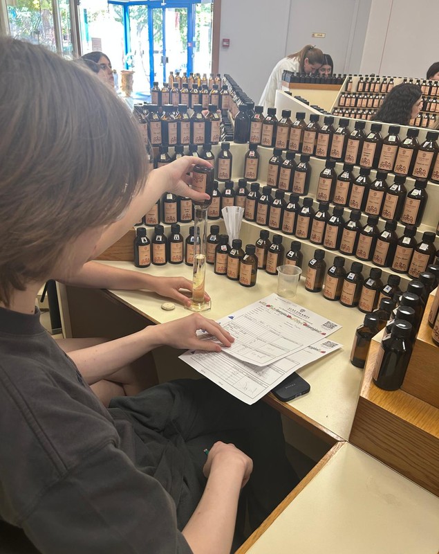 Românca Anesia Dican, între cei 200 de parfumieri ai lumii. Lucrează la Galimard, cea mai veche casă din Grasse, capitala mondială a miresmelor: „Are 1.000 de mirosuri. Nu alcool, nu tutun, nu condimente! Din 200, 40 sunt în Franța, 38 aici”. Ce parfumuri recomandă