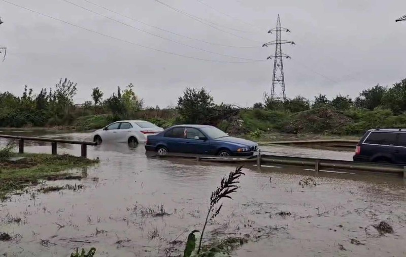 Locuințe și străzi inundate de ploi, pe litoral. Un cod galben de vânt este în vigoare miercuri