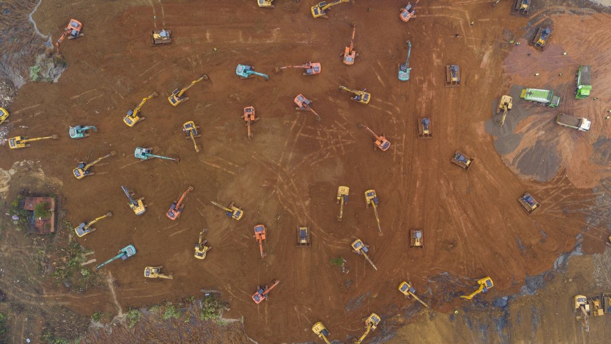 O armată de excavatoare lucrează deja la ridicarea spitalului din Wuhan FOTO: EPA