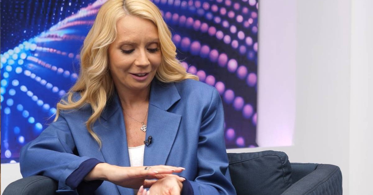 Daciana Sârbu, în timpul interviului pentru Puterea unui Lider, este îmbrăcată într-un costum albastru și își arată tatuajul.