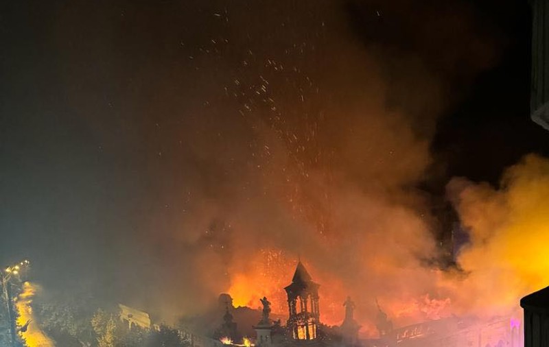 Incendiu devastator în Huși. Clădire de patrimoniu, care l-a găzduit și pe poetul Mihai Eminescu, distrusă | VIDEO