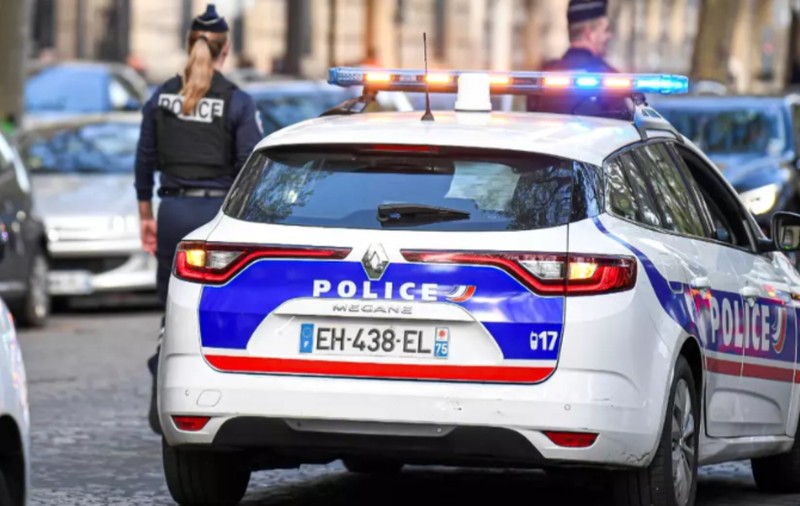 Un adolescent de 16 ani a provocat un accident cu Porsche-ul părinților în timp ce era urmărit de poliție, în Franța