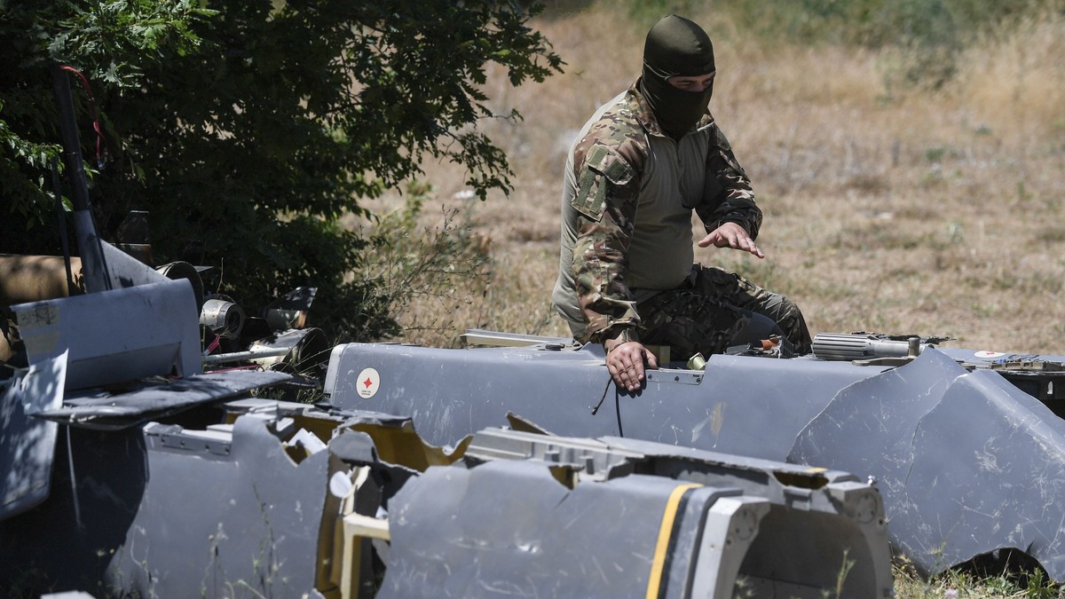 Un specialist rus inspectează fragmente ale unei rachete Storm Shadow.