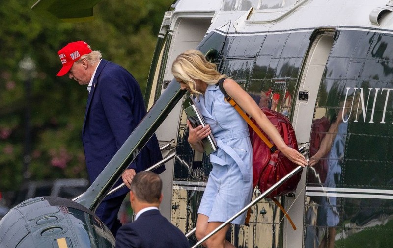 Trump le-a dat în plic câte 45.000 de dolari tinerelor sale secretare de la Casa Albă. Sursă foto: Getty Images