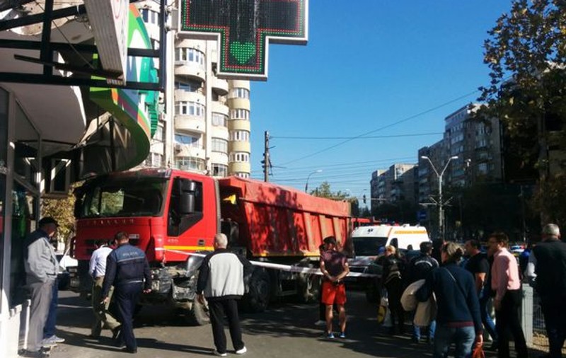 Accident grav în Capitală. O basculantă a lovit patru mașini și apoi a intrat într-o farmacie, în zona Crângași