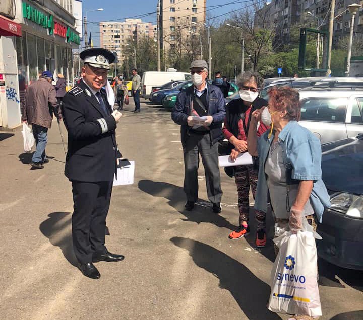 Lupu Rednic, stânga, șeful Ansamblului ”Ciocârlia” al MAI