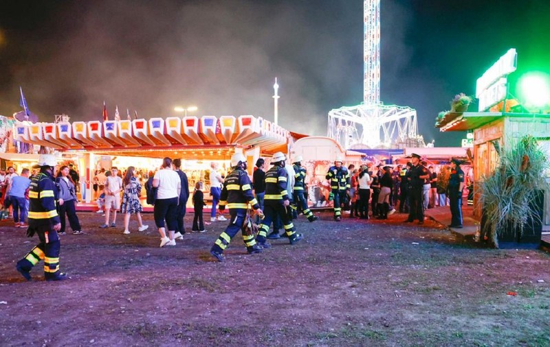 Accident în montagne russe, la Oktoberfest. Două vagoane ale unui roller coaster s-au ciocnit, opt oameni au fost răniți