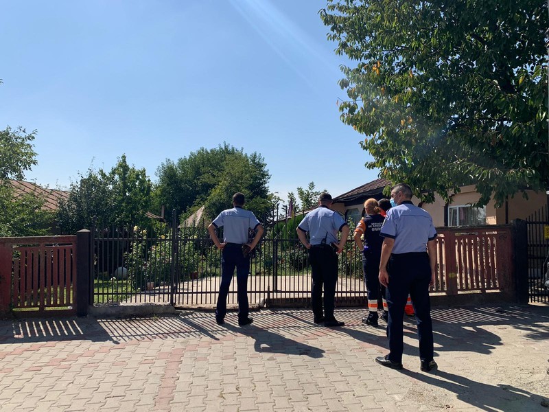 Polițiștii au stat minute bune în fața curții în care se afla câinele agresiv din Prundu