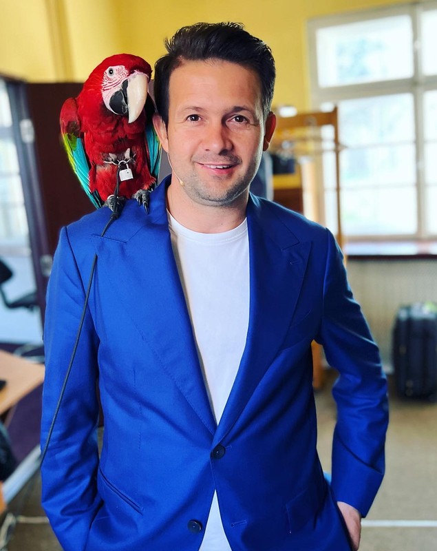 Povestea neștiută a magicianului Robert Tudor. S-a născut cu gura strâmbă și nu aude cu urechea stângă: „Mama nu m-a vrut”
