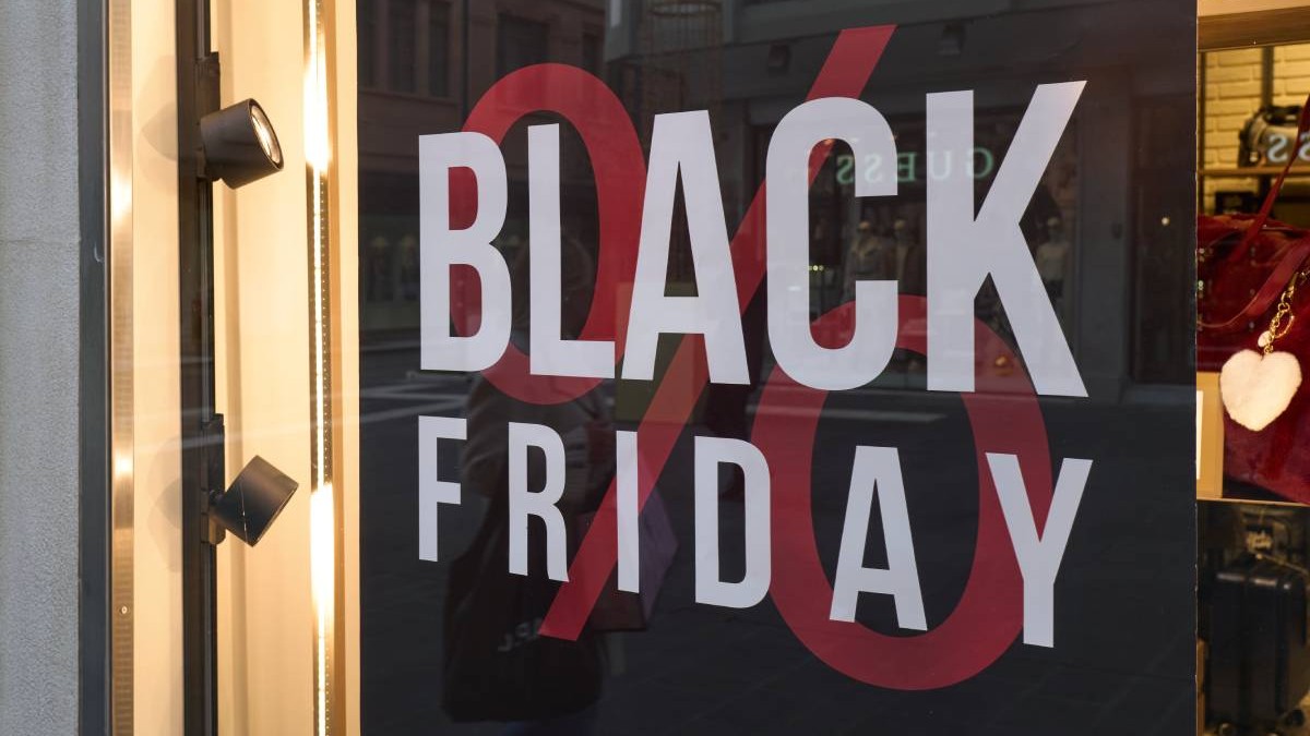 Semn Black Friday % pe vitrina unui magazin