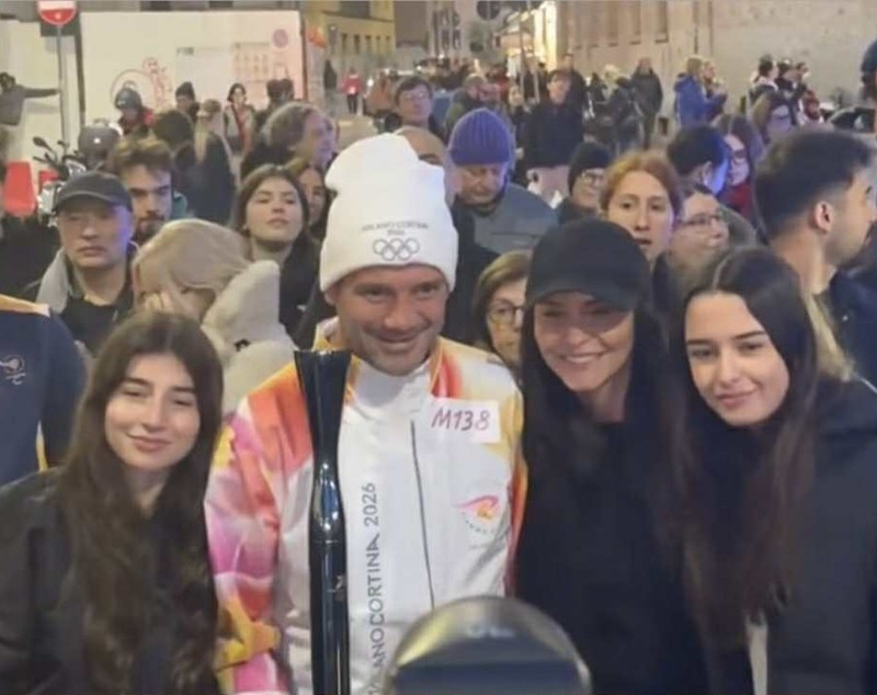 Cristi Chivu, alături de soția Adelina și fiicele lor la purtarea torței, cu o zi înainte de începerea Jocurilor Olimpice de Iarnă 2026. Familia a pozat împreună