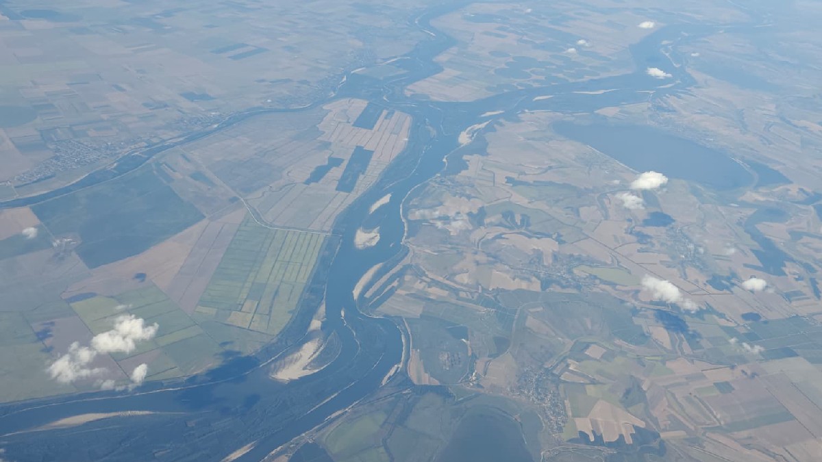 Perspectivă asupra Dunării, din avion, la o altitudine de aproximativ 7.000 de metri