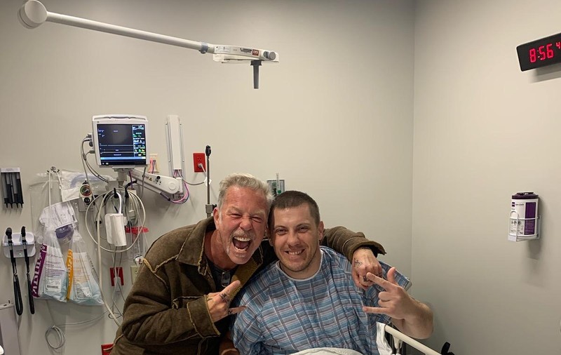 Doi soldați ucraineni, răniți în război și tratați în SUA, au fost vizitați în spital de James Hetfield, liderul legendarei trupe Metallica: „Ne-a trecut orice durere”