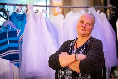 Mama Adinei a privit defilarea din culise