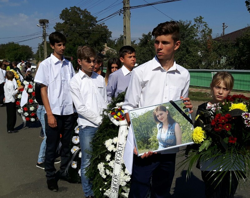 Botoşăneanca decedată în timpul cutremurului din Italia, înmormântată în satul natal! GALERIE FOTO&VIDEO