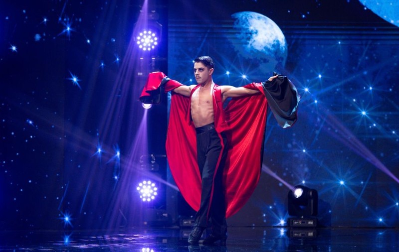 Cine e Valentin Lupu, adolescentul care a dansat costumat în Dracula la „Românii au talent”: „Tu ai reușit să iei mințile unui jurat!”