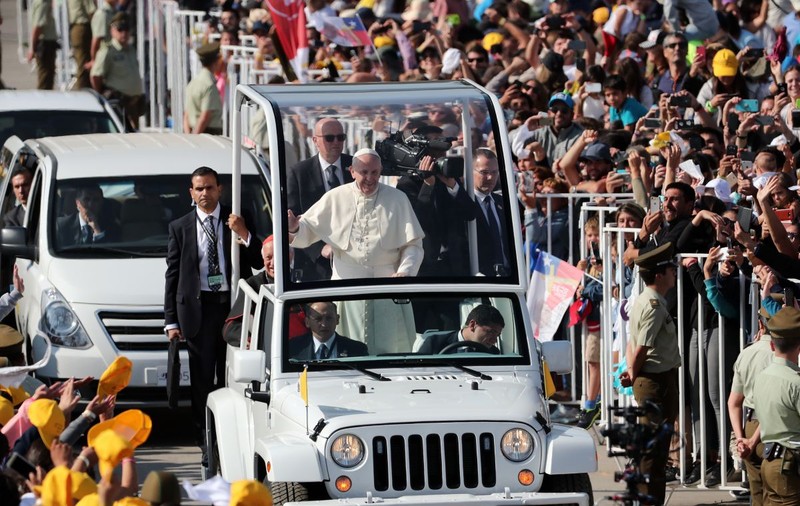 VIDEO | Papa Francisc a sărit în ajutorul unui polițist care a suferit un accident