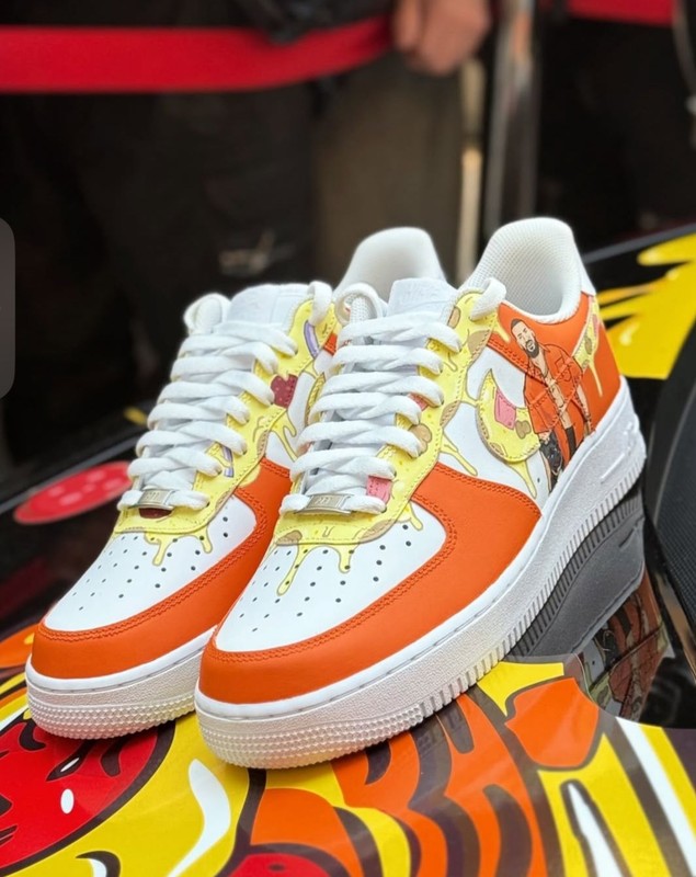 Dennis Măldărășanu face artă pe adidași: „Tata se uită la videoclipurile mele încontinuu”. Cât costă să-ți personalizezi o pereche de sneakerși