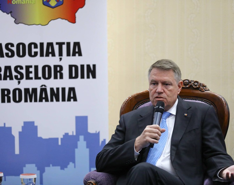 FOTO | Iohannis atacă PSD, la o întâlnire cu primarii de oraşe: "Nu doresc să se folosească bani europeni. Primarii, puşi în situaţia penibilă să stea cu mâna întinsă la Guvern"