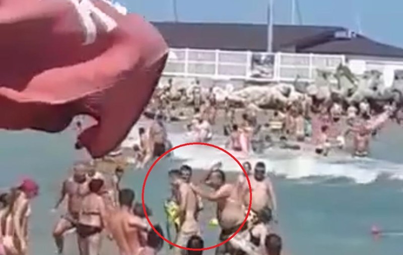 VIDEO | Un tânăr salvat de la înec în Eforie Nord, luat la bătaie de tatăl său imediat ce a ajuns la mal