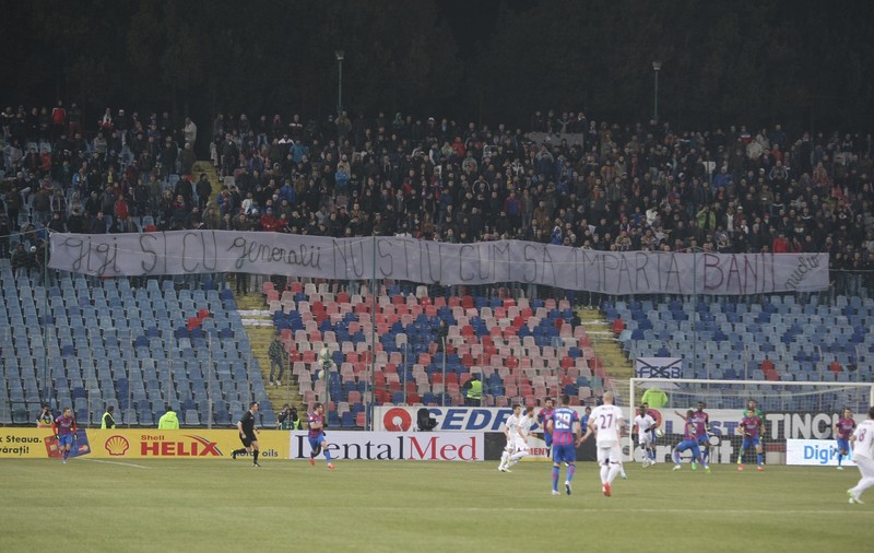 Steliștii au afișat mesaje împotriva lui Becali și a Armatei! ”Dintr-un club cu renume, ai o clonă fără nume” / FOTO